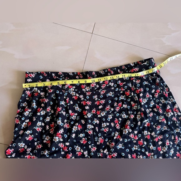 Torrid Black and Floral Cropped Pant size 3 plus size pockets floral - Picture 6 of 16